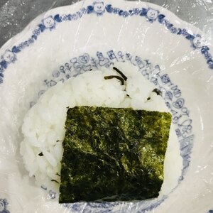 塩吹き昆布と味付け海苔のおにぎり